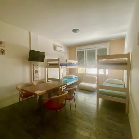 Crazy House Hostel Pula Exterior photo
