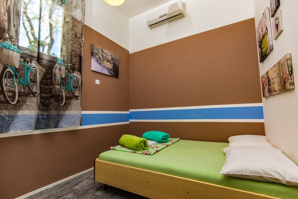 Hostel Crazy House