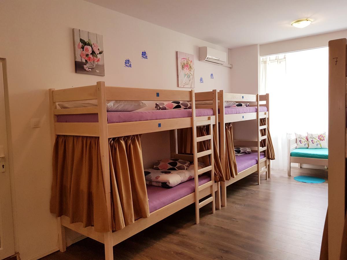 Hostel Crazy House *